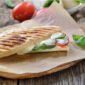 Panini basilic tomate mozza fromage