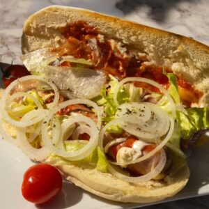 Hot dog salade et oignons